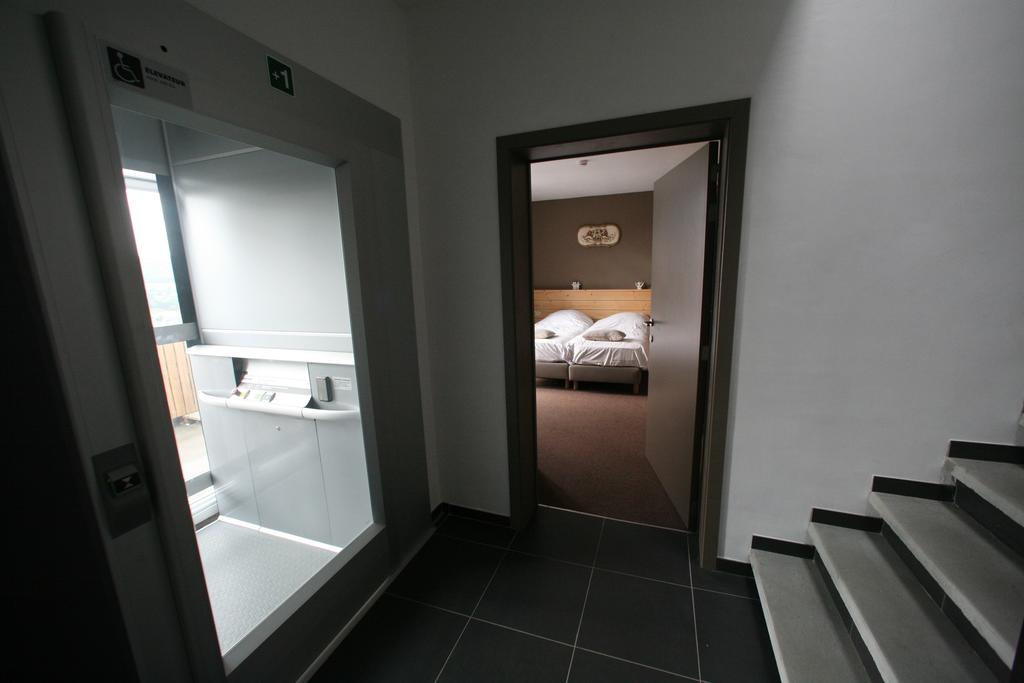 Hotel La Fete Au Palais Lustin Habitación foto